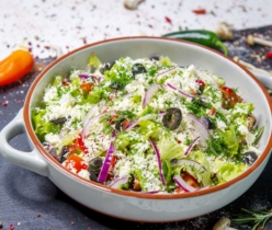 Griekse salade met bloemkoolrijst
