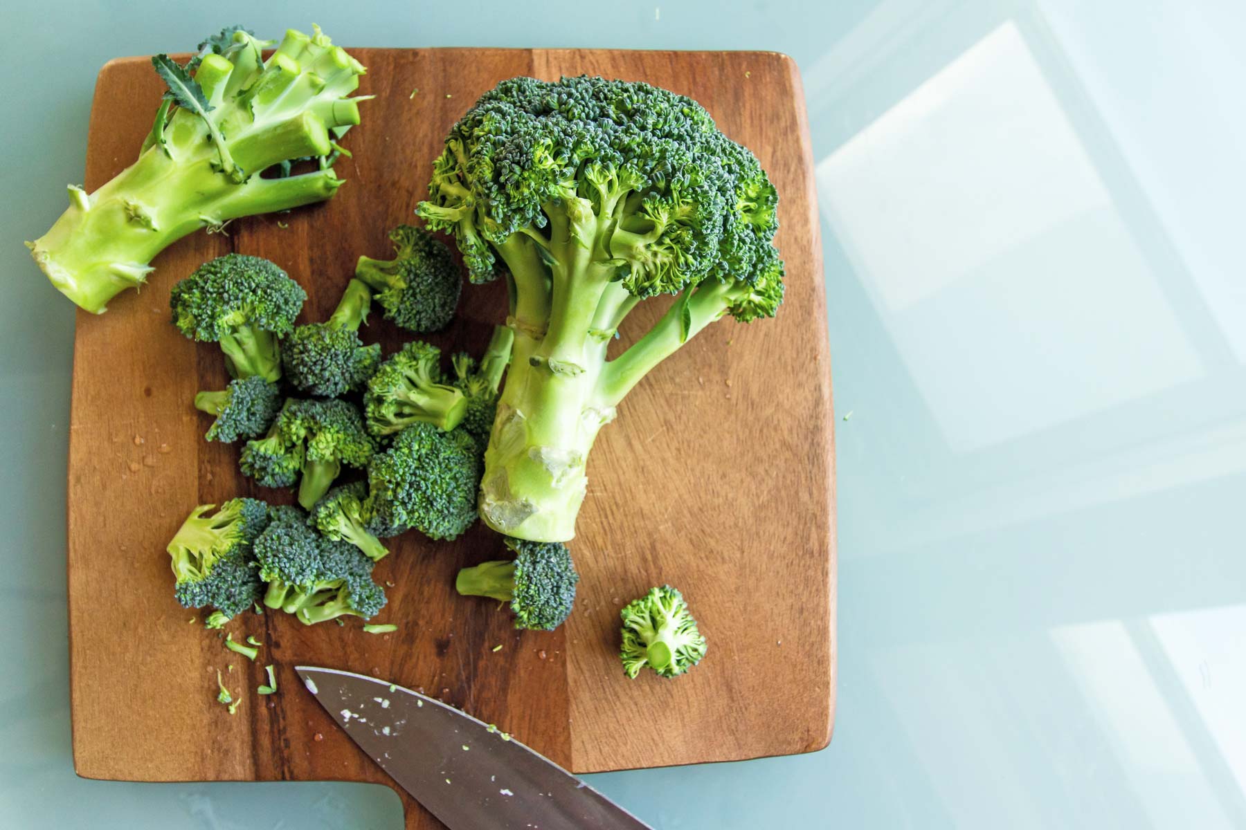 Broccolistamppot met tomaat, tartaar en parmezaanse kaas